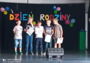 Uczniowie klasy IIc wspólnie zaprezentowali wiersz „Pan Słowik”. Pani Katarzyna Podleś, ich wychowawczyni, zza kulis podtrzymywała swoich chłopców na duchu i dodawała im sił.