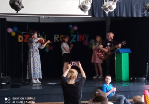 Wielką niespodzianką był występ pana Tomasza Klemczaka i pani Magdy Prokop. Nauczyciel śpiewał i grał na gitarze, panią Magdę po raz pierwszy zobaczyliśmy ze skrzypcami. A w chórkach zaprezentowały się Agata i Magda.