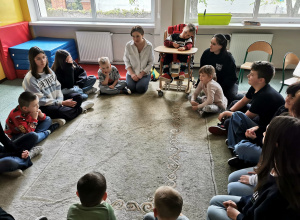 Spotkanie przedszkolaków i licealistów