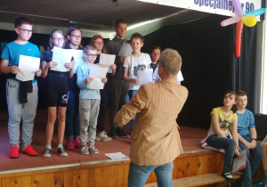 Pod kierunkiem pana Tomasza Krupy uczniowie prezentują piosenkę „Małe szczęście”.