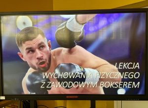 Lekcja wychowania fizycznego z zawodowym bokserem